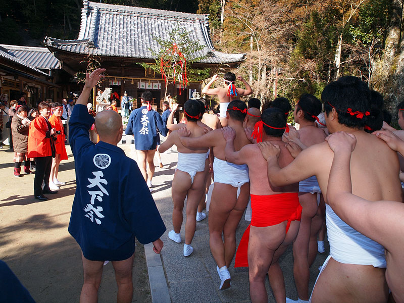 松平東照宮の拝殿へ