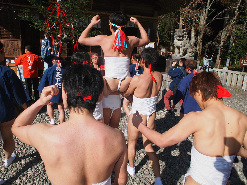赤組、東照宮拝殿に到着 14:19