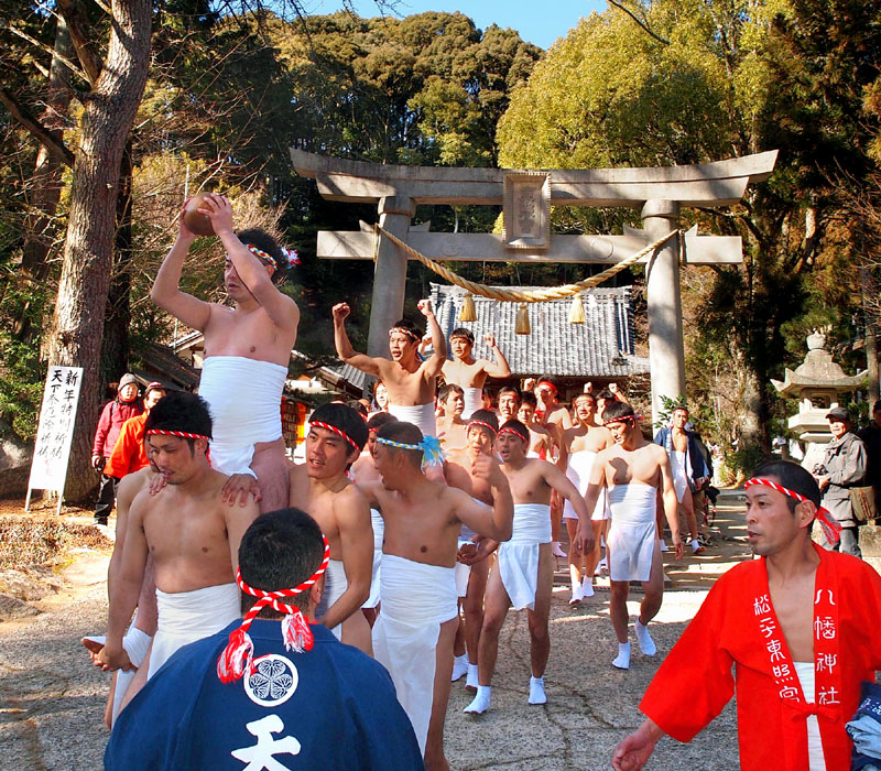 玉競り広場に向かう赤組たち