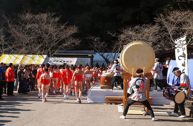 第一イベント場の奥(北東角)から玉競場に入場する 14:27