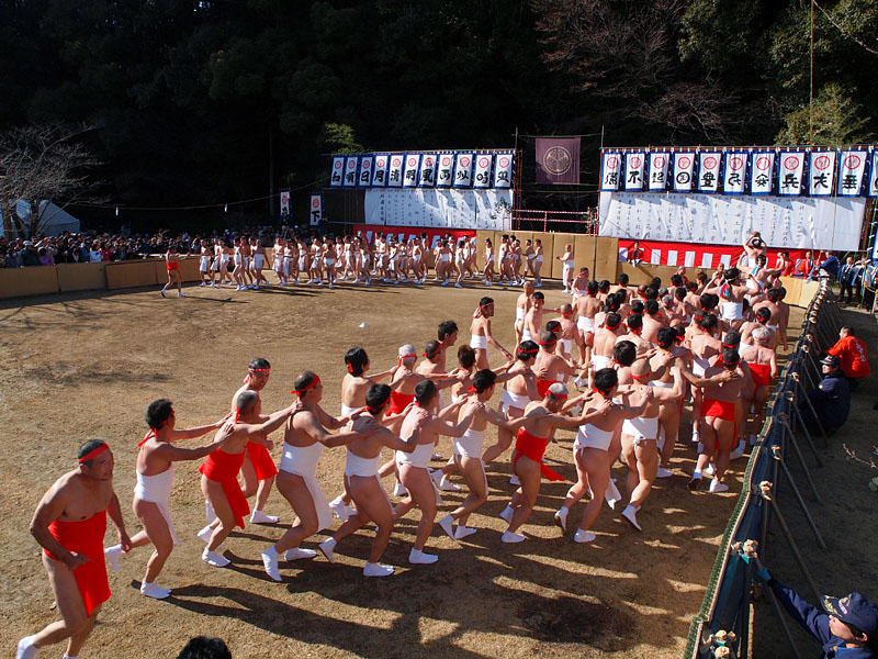 玉競場を周回する裸男たち(以後報道塔二階席から撮影) 14:28