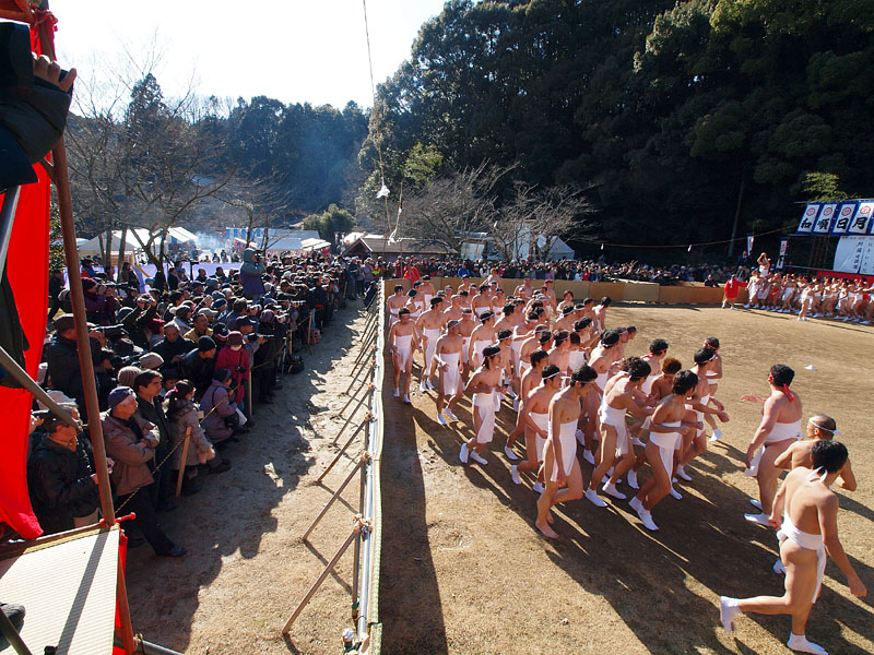 大勢の参拝客が観戦