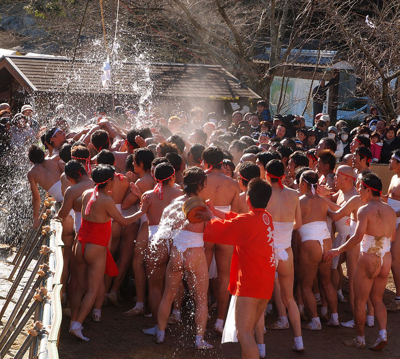 水玉に群がる裸男たち