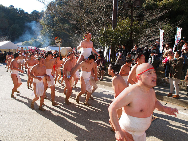 第一イベント場を後にする杉浦座主と竹本座主の騎馬