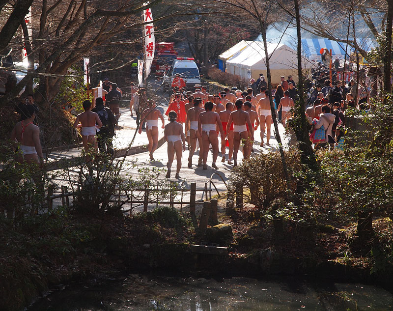 更衣テントに向かう裸男たち 14:48