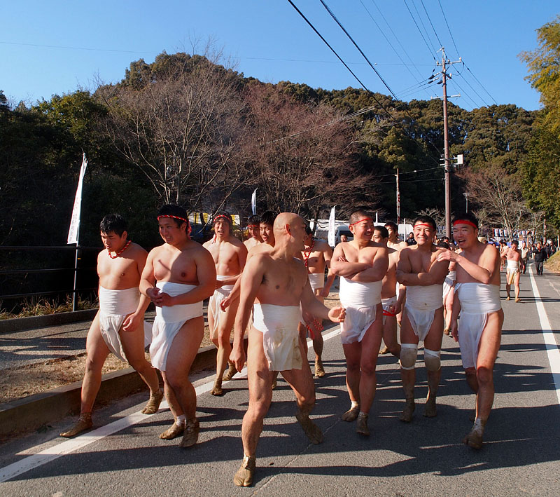 緊張がほぐれて笑顔を見せる裸たち