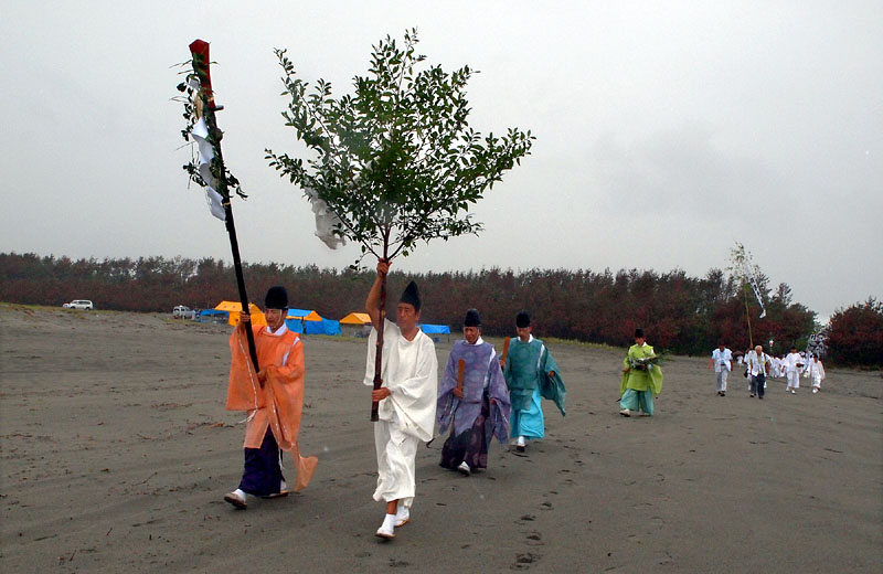 強風・降雨のなか海浜の修祓に向かう一行 10:31