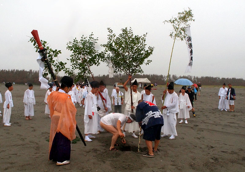 鉾、大榊、先供・輿番の浜印を植えて憑代とする 10:34