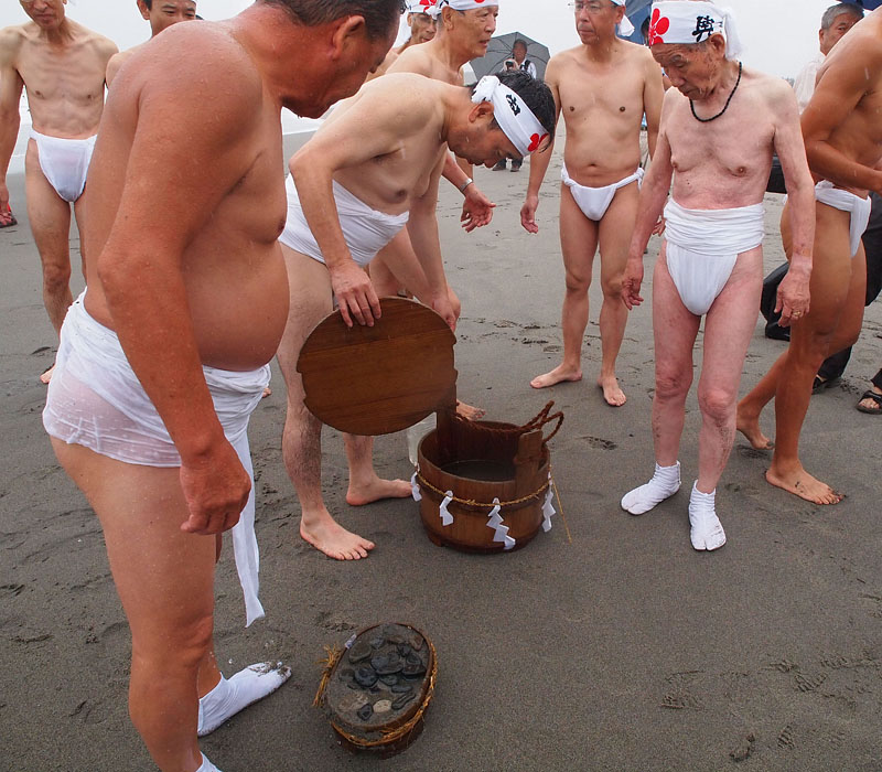 御輿先供係の浜垢離/七 〜神事に使う海水と浜砂・小石〜 11:01