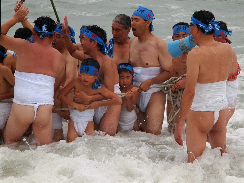 西区水陣の浜垢離/参 〜命綱にしがみつく子供たち〜