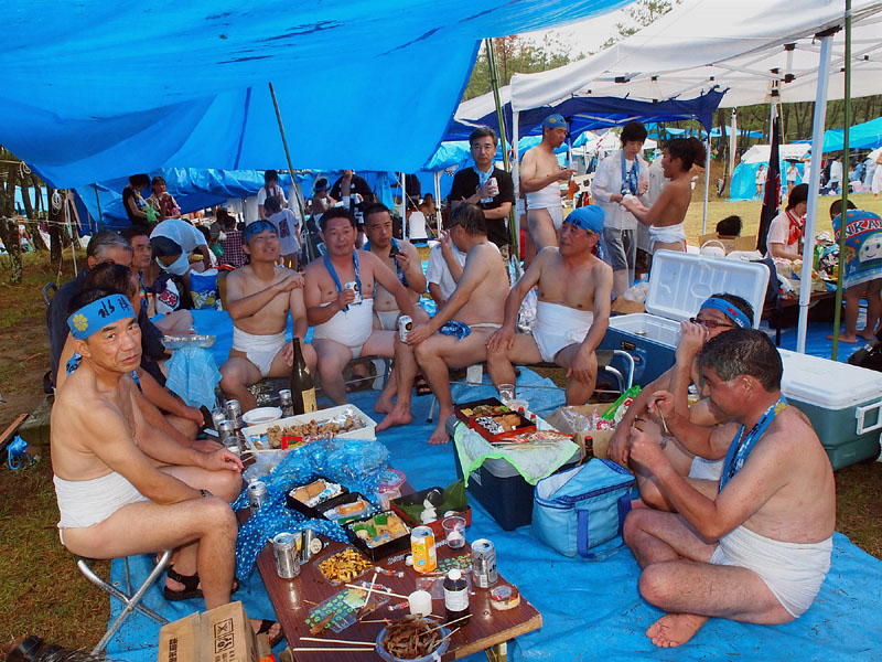西区・水陣のテント 〜褌一丁で昼食会〜 12:00
