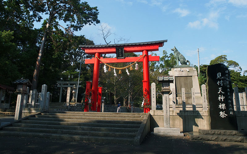 赤鳥居と悉平太郎の銅像