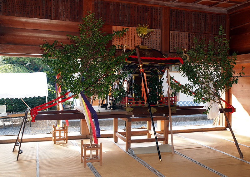御神庫から拝殿に移された宮神輿 14:26