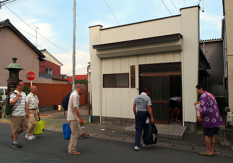 静岡銀行そばの宿町老人憩の家に入る和田グループたち 15:57