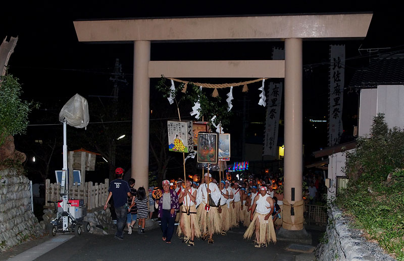 大鳥居を通過 18:14