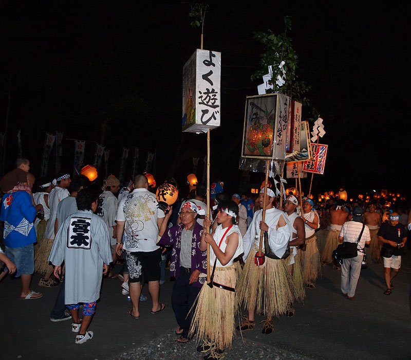 お宮参りを済ませた東区とすれ違う東中区 18:17