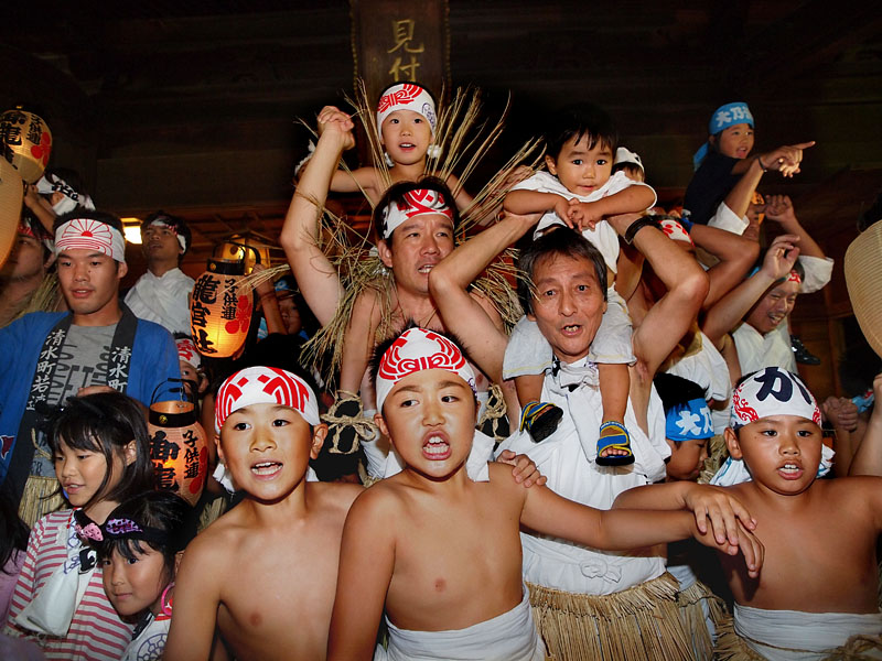 東中区子供連の堂入り/弐 〜拝殿前で盛り上がる子供連〜 18:20