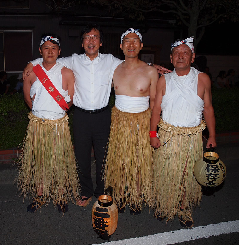小山展弘衆議院議員と渡部修磐田市長との記念撮影 20:36