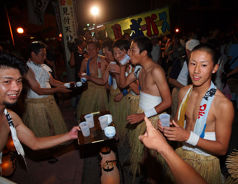 龍宮社に御神酒を振る舞う