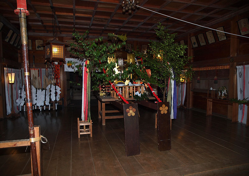 幣殿に移された宮神輿 2012.9.22 22:32