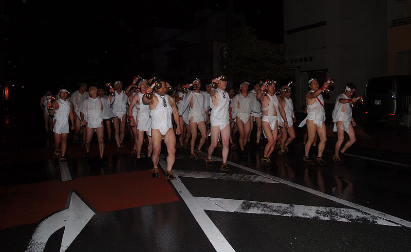 隊列を組んで二番觸・町会所に向かう 00:43