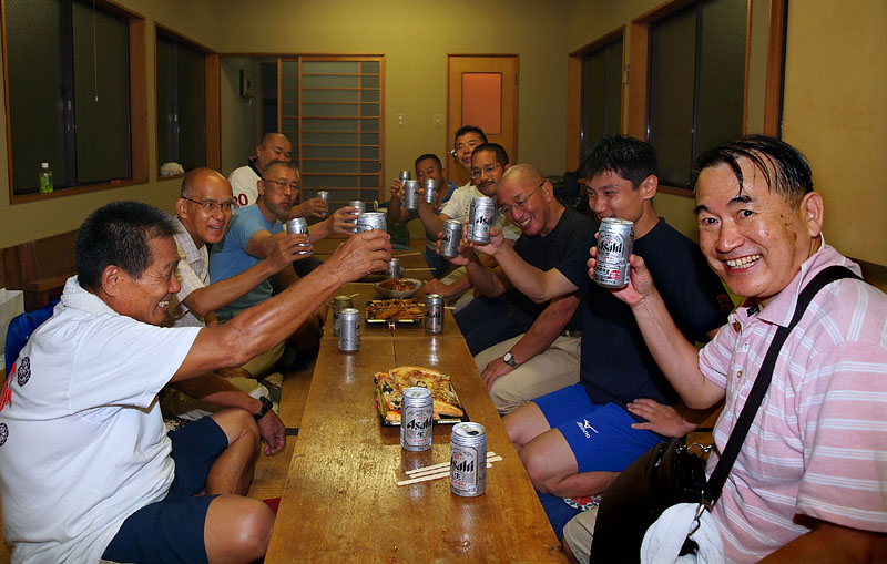 最大の東中区梯団を率いる片山梯団長を囲んで和田グループ全員の乾杯!/宿町老人憩の家 01:10