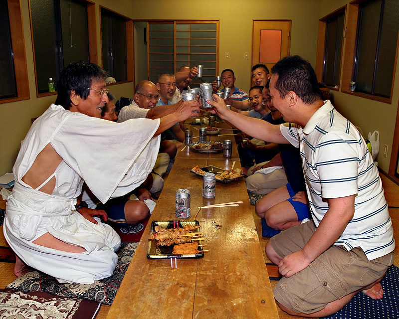 保存会・福代事務局長と乾杯! 01:23
