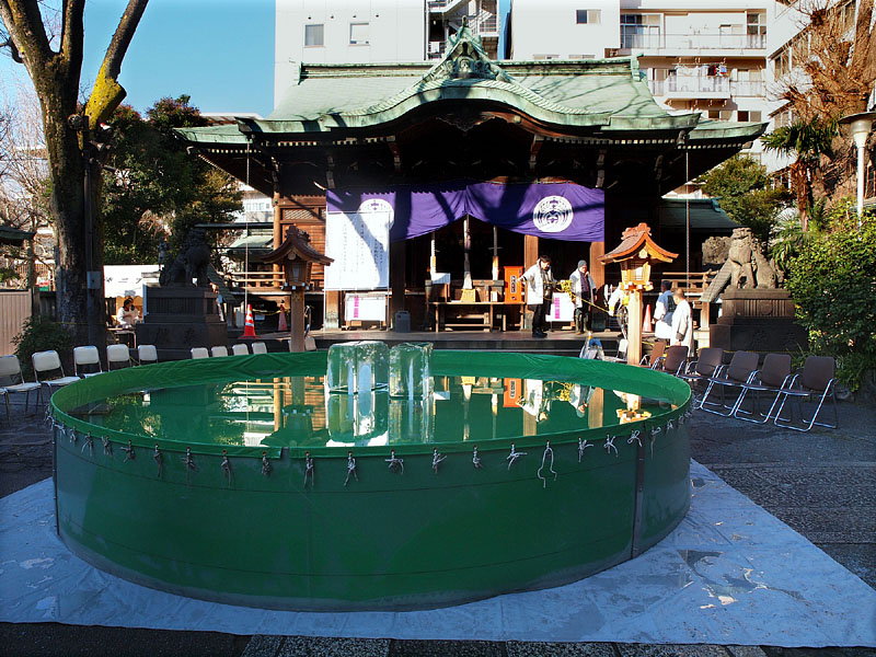 氷柱で冷やされる水槽 08:54