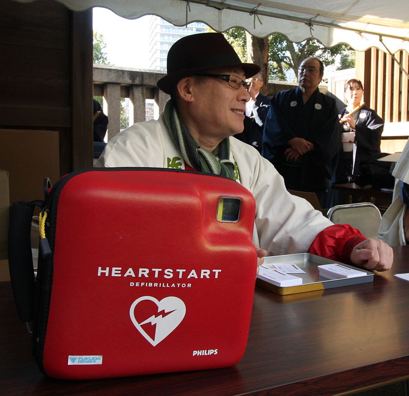 本部テントに用意されたAED(除細動器 Defibrillator)