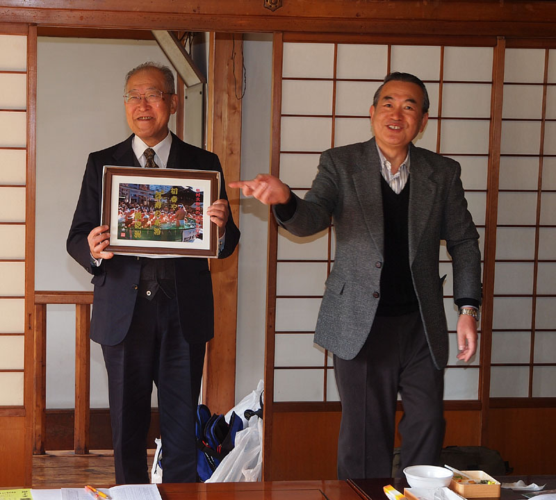 奥村次郎さん（金沢市 77歳）に喜寿水浴のお祝い「額入り写真俳句」を贈呈　12:33