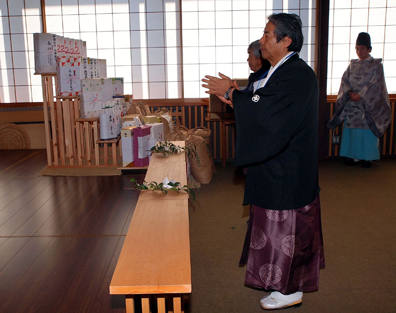 栗原崇次宮司と御園生義輝総代長による玉串奉奠