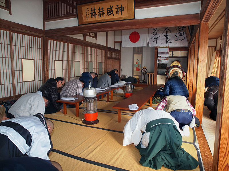 国旗に向かって拝礼/斎館　09:38
