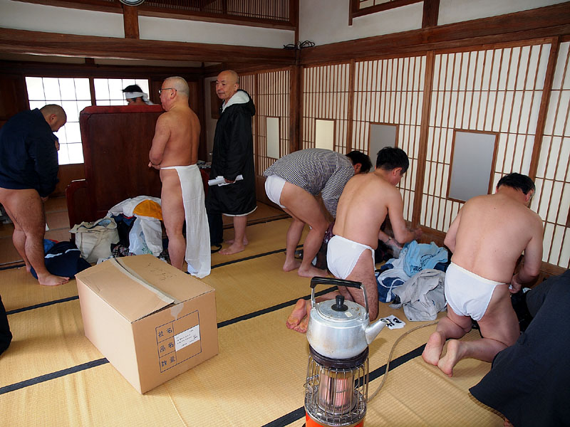 越中褌を締める熟年者たち 2/2