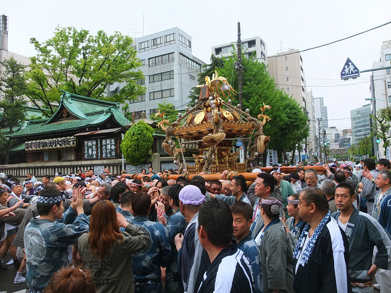 鐵砲洲稲荷神社に帰ってきた宮元神輿 16:25