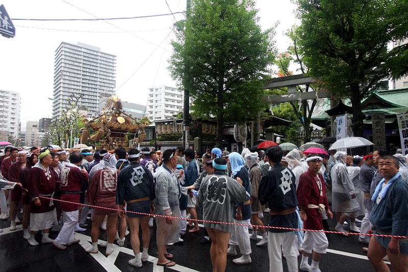 鐵砲洲稲荷神社前を進む宮元神輿 10:08