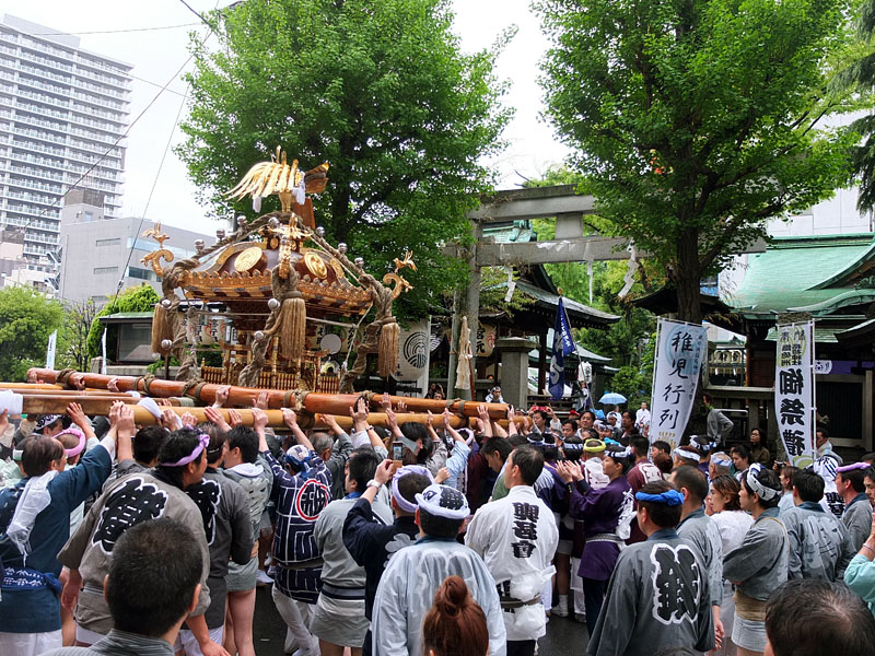 鐵砲洲稲荷神社前の神輿差し