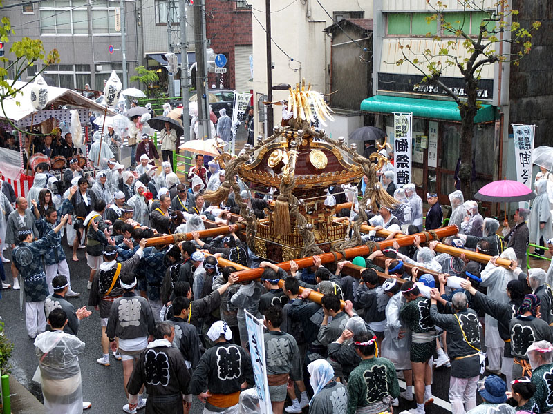 雨の中の神輿 14:19