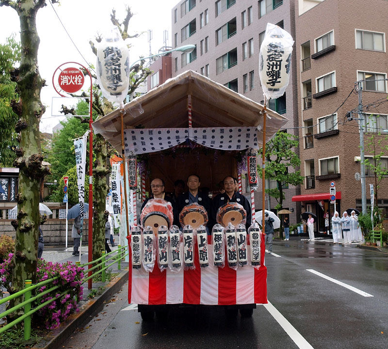 雨の中を進む鐵砲洲囃子 10:02