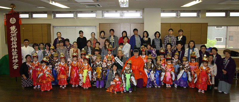中川宮司と福井大祭委員長を囲んで記念撮影/ブーケ21 14:11
