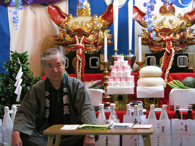 朝の宮元(湊一・二丁目町会)神酒所 2012.5.3 08:40