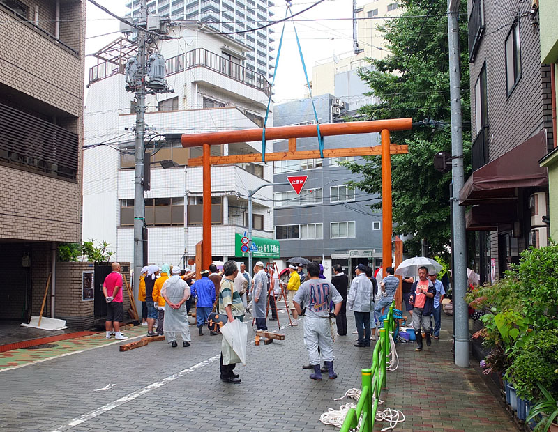 大型クレーン車で黒木鳥居を据え付ける 2012.07.08(水) 09:41