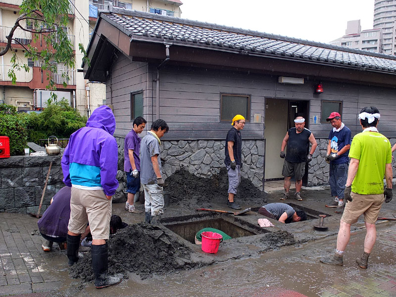 大幟を保持する抱木の穴を掘り返す 09:43