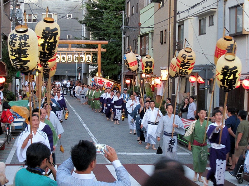 御旅所から住吉神社への提灯行列 18:47