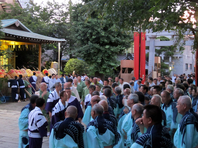 神社に集合した氏子たち 18:52