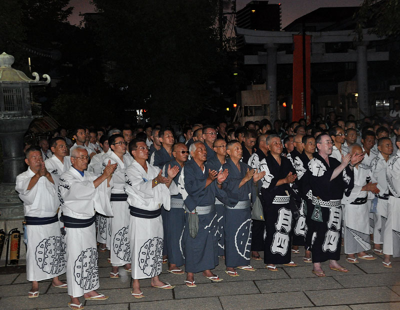 氏子たちの神社参拝 19:09