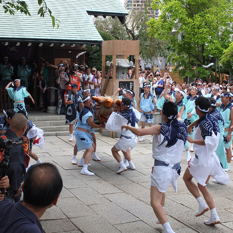 獅子頭宮出【参】 〜お賽銭の入ったおひねりを投げる氏子たち〜