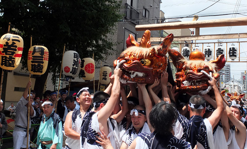 連合渡御に加わった獅子頭 11:25
