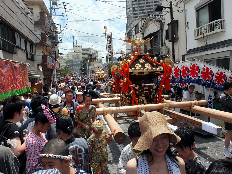 勢揃いした町内神輿 (佃一丁目旧渡船場通り)1/2 11:05