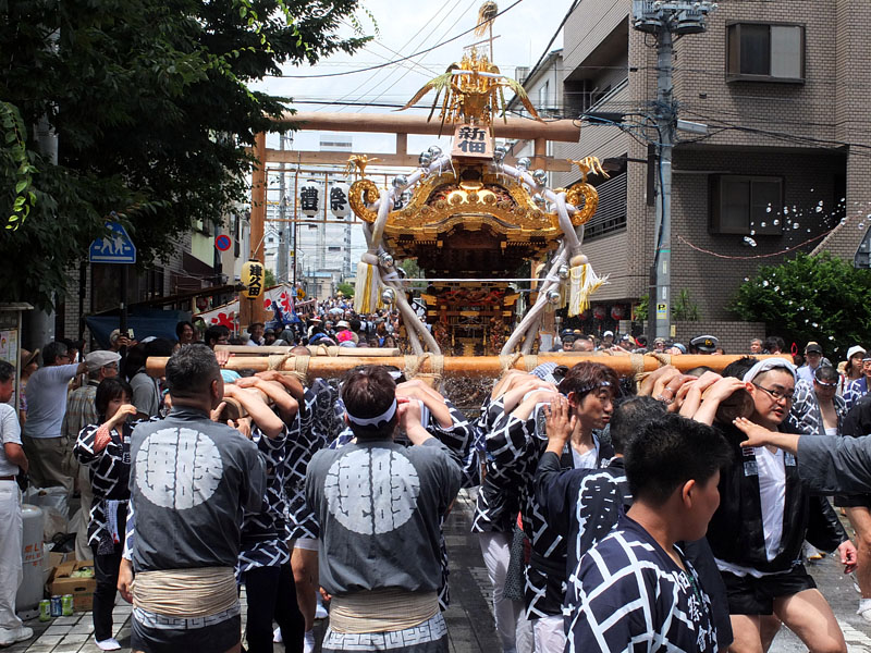 黒木鳥居を通過した新佃神輿 11:33