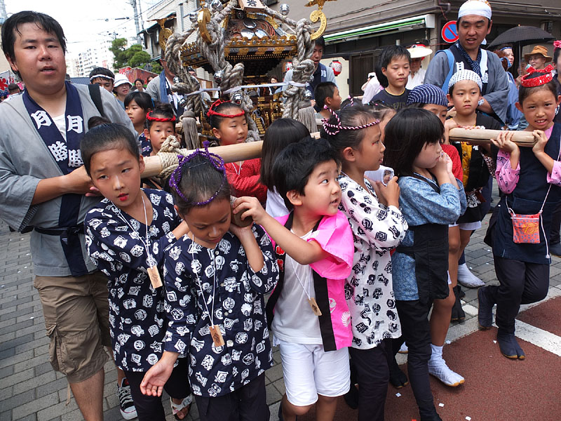 祭衣装の子供たち 11:49